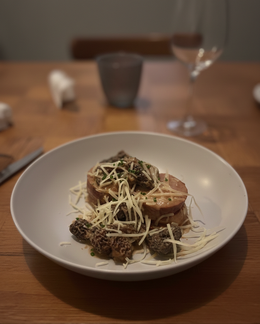 Croûte aux morilles revisitée à la saucisse de Morteau